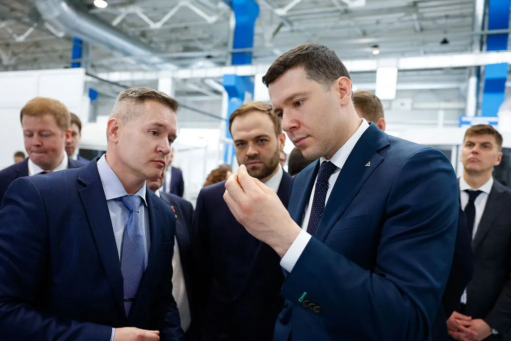 Министр промышленности и торговли Российской Федерации Антон Алиханов в ходе рабочей поездки на XI Международный технологический форум «Инновации. Технологии. Производство» в Рыбинске посетил предприятие АО «НИР»